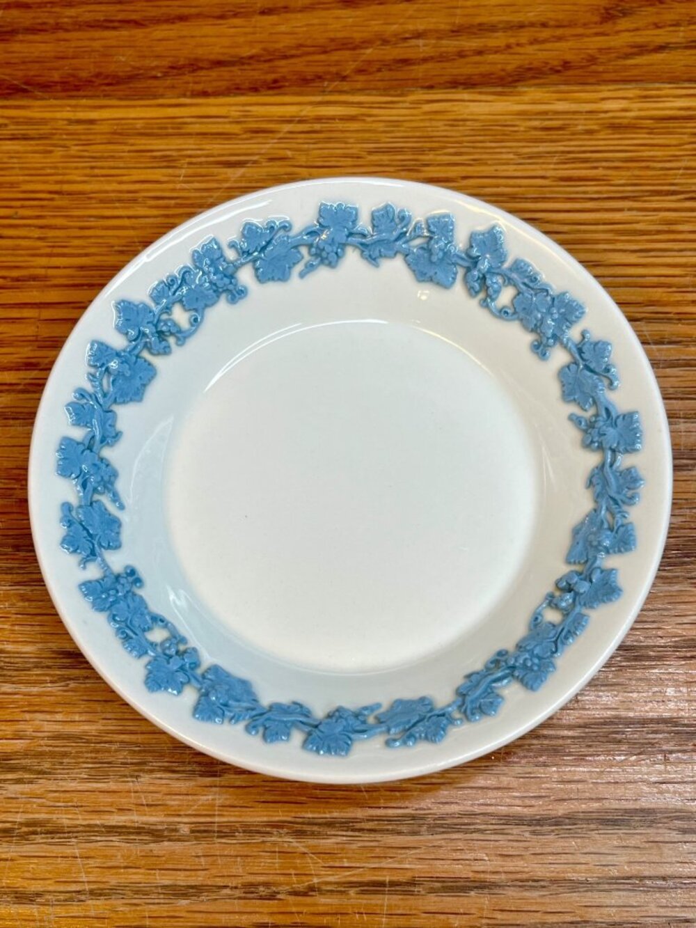 Set of 4 Wedgwood  Fruit Dessert Bowls 5" Lavender On Cream Plain Edge Embossed - Picture 7 of 16